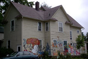 (2004/08/04) The house covered in grafitti.